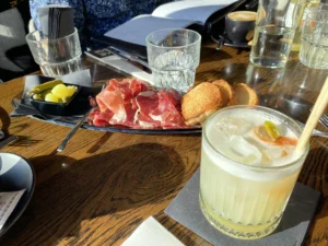 Serrano ham and drinks at Lake House Rotterdam