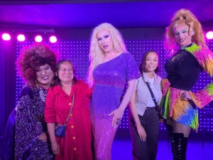 Guests posing with performers at the Drag Dinner Show Rotterdam